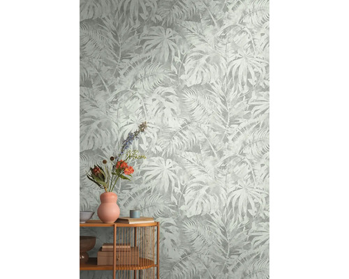 Pokoj s botanickou tapetou s motivem listů a policí s dekoracemi