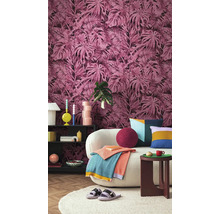 Obývací pokoj s pohovkou a nástěnnou tapetou s rostlinným vzorem