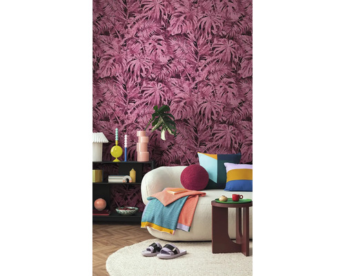 Obývací pokoj s pohovkou a nástěnnou tapetou s rostlinným vzorem