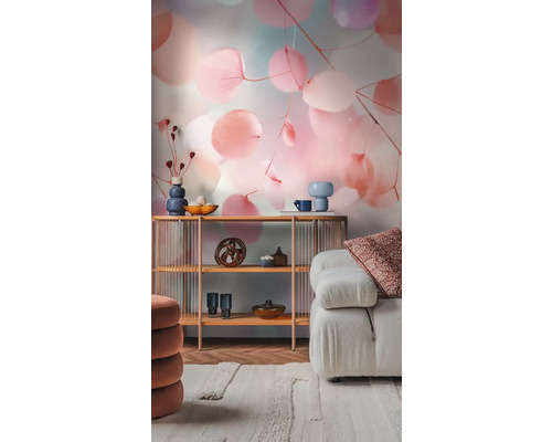 Obývací pokoj s tapetou se vzorem, regálem a pohovkou