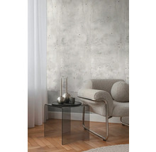 Dekorativní pokoj s fototapetou v betonovém vzhledu, křeslem a odkládacím stolkem