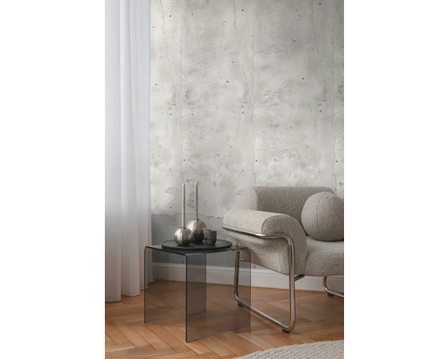 Dekorativní pokoj s fototapetou v betonovém vzhledu, křeslem a odkládacím stolkem