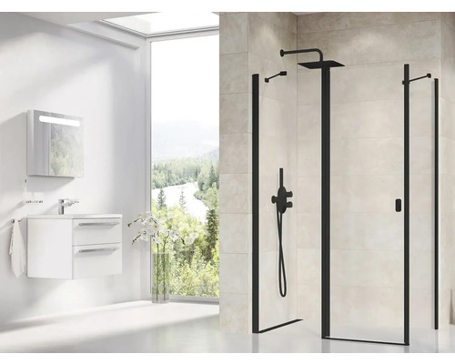 Moderní koupelna se sprchovým koutem, umyvadlem a zrcadlem