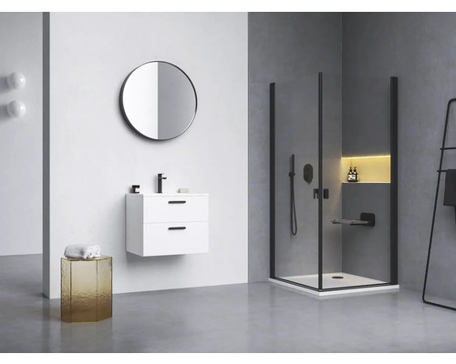 Moderní koupelna se sprchou, skříňkou pod umyvadlo a zrcadlem