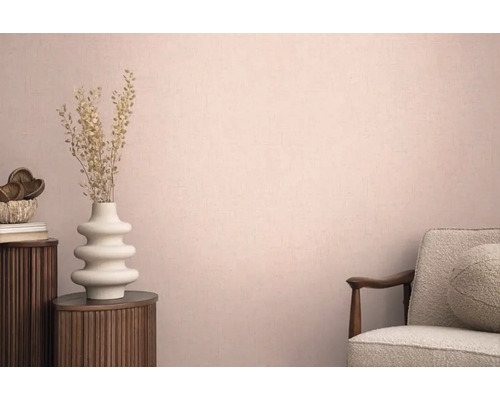 Dekorativní obývací pokoj se sušenými květinami ve váze na odkládacím stolku a křesle.