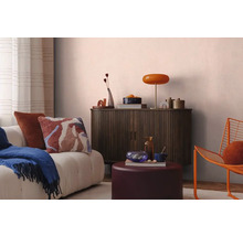 Obývací pokoj s pohovkou, skříní a dekoracemi pro útulnou atmosféru