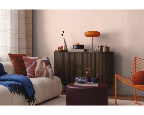 Obývací pokoj s pohovkou, skříní a dekoracemi pro útulnou atmosféru