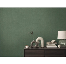 Scéna se zelenou textilní tapetou, stolem, lampou a dekorací