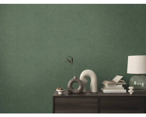 Scéna se zelenou textilní tapetou, stolem, lampou a dekorací