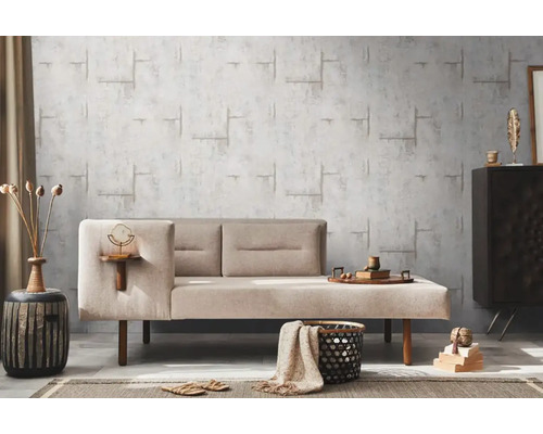 Obývací pokoj s béžovou pohovkou, dekorativní stěnou a bytovými doplňky