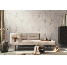 Obývací pokoj s pohovkou, odkládacím stolkem a dekorativními prvky