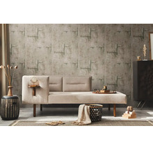 Obývací pokoj s béžovou pohovkou, vzorovanou tapetou a dekorativními prvky pro útulnou atmosféru.