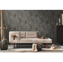 Obývací pokoj s béžovou pohovkou, vzorovanou tapetou a dekorativními prvky pro útulnou atmosféru