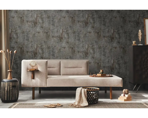 Obývací pokoj s béžovou pohovkou, vzorovanou tapetou a dekorativními prvky pro útulnou atmosféru