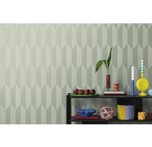 Místnost s geometrickou tapetou a police s dekoracemi