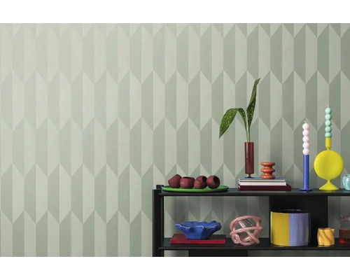 Místnost s geometrickou tapetou a police s dekoracemi