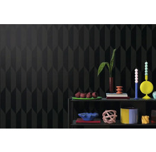 Dekorativní obývací pokoj s tapetou se vzorem a policemi s dekorativními předměty.