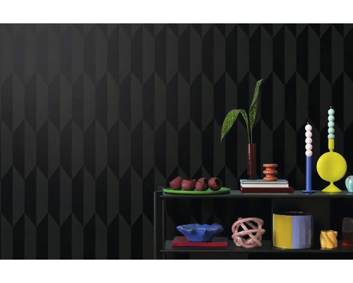 Dekorativní obývací pokoj s tapetou se vzorem a policemi s dekorativními předměty.