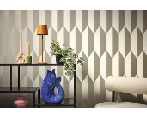 Dekorativní pokoj s geometrickou tapetou, regálem, lampou a dekorativními předměty