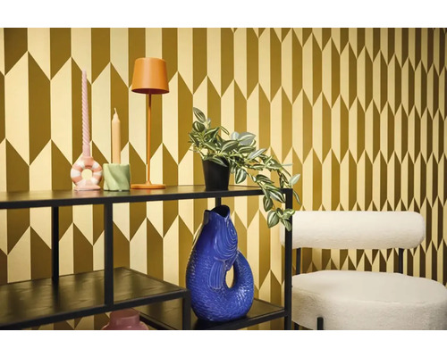 Dekorativní interiér s regálem, dekoracemi, židlí a vzorovanou tapetou pro stylové uspořádání pokoje.