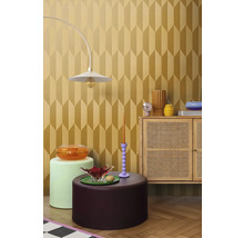 Příklad vybavení s nábytkem, dekorací a tapetou s geometrickým vzorem