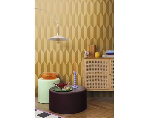 Příklad vybavení s nábytkem, dekorací a tapetou s geometrickým vzorem