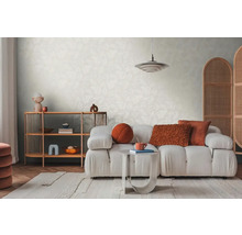 Obývací pokoj s pohovkou, regálem, kobercem a ozdobnou zástěnou