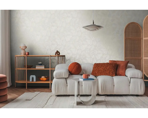 Obývací pokoj s pohovkou, regálem, kobercem a ozdobnou zástěnou