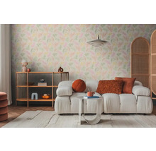 Obývací pokoj s vzorovanou tapetou, pohovkou, odkládacím stolkem a policí