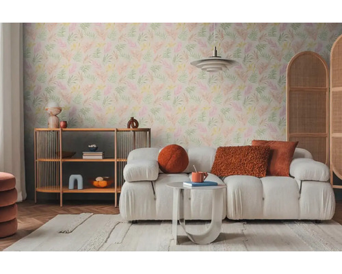 Obývací pokoj s vzorovanou tapetou, pohovkou, odkládacím stolkem a policí