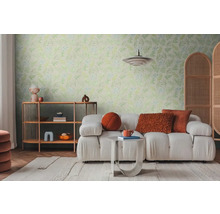 Světlý obývací pokoj s pohovkou, regálem a tapetou se vzorem listů