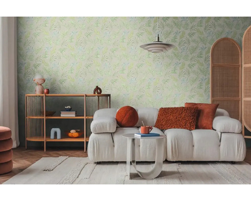 Světlý obývací pokoj s pohovkou, regálem a tapetou se vzorem listů