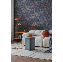 Obývací pokoj s tapetou se vzorem, pohovkou a odkládacím stolkem