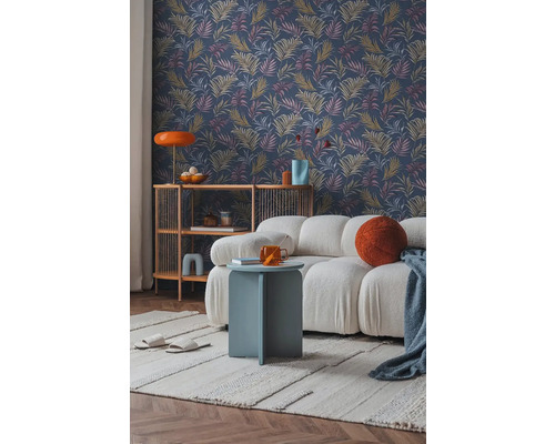 Obývací pokoj s tapetou se vzorem, pohovkou a odkládacím stolkem
