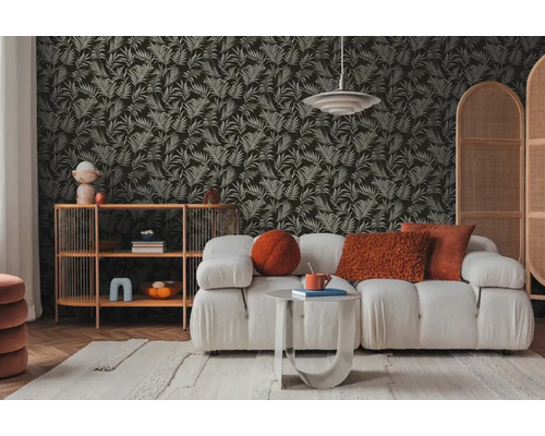 Obývací pokoj s pohovkou, regálem a tapetou se vzorem listů