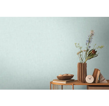 Dekorativní obytné prostředí se stolem, vázou, květinami, mísou a knihami před stěnou