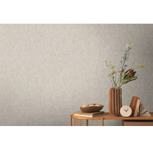 Nástěnná dekorace se stylovou tapetou, vázou a dekorací stolu