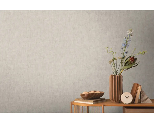 Nástěnná dekorace se stylovou tapetou, vázou a dekorací stolu