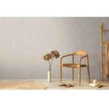 Světlý interiér s dřevěnou židlí, dekorací a textilem