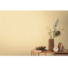 Dekorativní tapeta s květinovou aranží a dekorací stolu