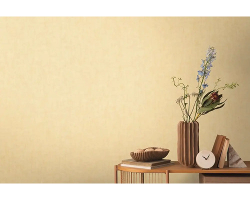 Dekorativní tapeta s květinovou aranží a dekorací stolu