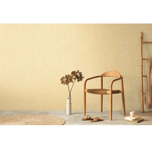 Světlá místnost s dřevěnou židlí, kulatým kobercem a žebříkem pro útulnou atmosféru