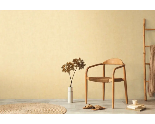 Světlá místnost s dřevěnou židlí, kulatým kobercem a žebříkem pro útulnou atmosféru