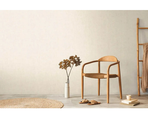 Světlý pokoj s dřevěnou židlí, dekorací a textilem pro přátelskou atmosféru.