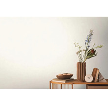 Dekorativní scéna s květinami ve váze, miskou, knihami a hodinami na stole