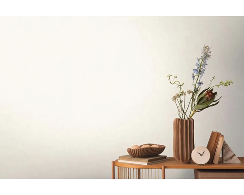 Dekorativní scéna s květinami ve váze, miskou, knihami a hodinami na stole