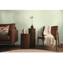 Obývací pokoj s pohovkou, křeslem a odkládacími stolky pro útulnou atmosféru