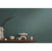 Scéna s dekorativními prvky na stole před stěnou