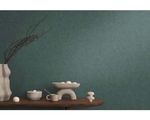 Scéna s dekorativními prvky na stole před stěnou