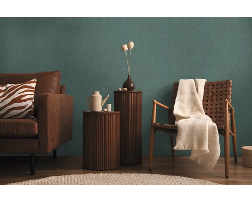 Obývací pokoj s hnědou pohovkou, dřevěnou stoličkou a židlí s dekou